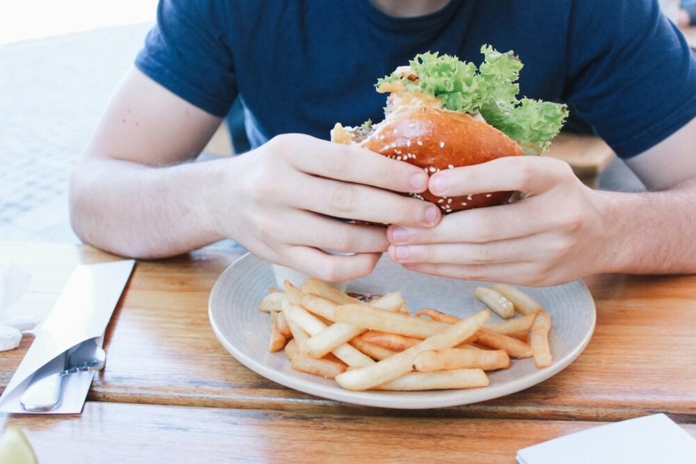 ハンバーガーを食べる人